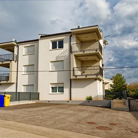 App Landora S Bazenom Apartamento