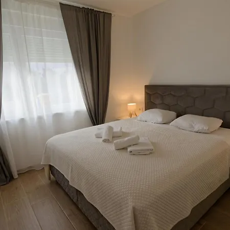 App Landora S Bazenom Apartamento Šilo